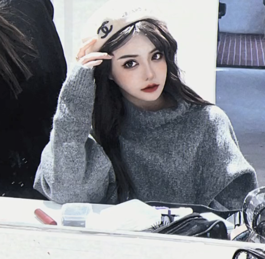 在韩安冉住院的这段时间,泽西还悄悄修改了账号的头像,个人简介,就差