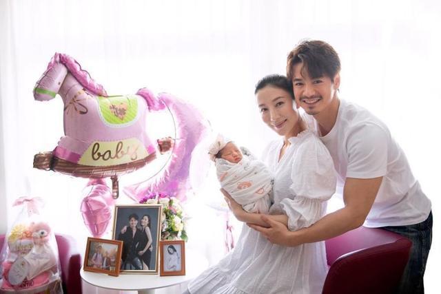杨怡和丈夫罗仲谦在二胎出生后，首次分