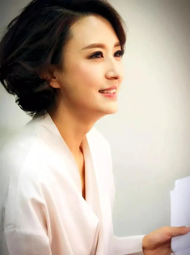 42岁张蕾获央视力捧接棒董卿成为新任综艺当家花旦