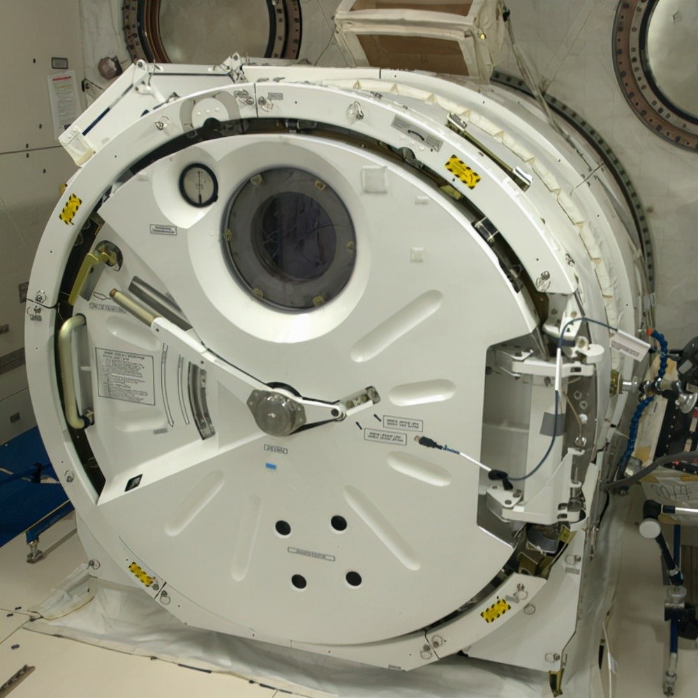 号里面最后,有一点要提的是,迄今为止人类航天史上最大的单体太空舱