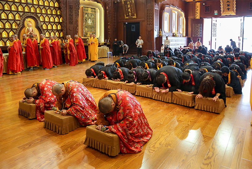 "如来佛"朱龙广:拍摄时被当成真佛跪拜,佛牌上头像也是自己