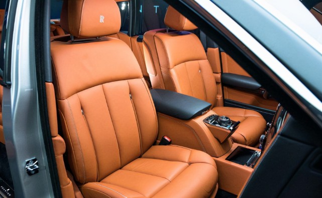 座椅头枕不一定非是品牌logo的刺绣,用户也可以在定制时车辆时提出