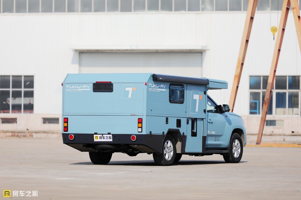 情况下就是一台皮卡房车的大小,车体上可以清晰地看到升降机构的导轨