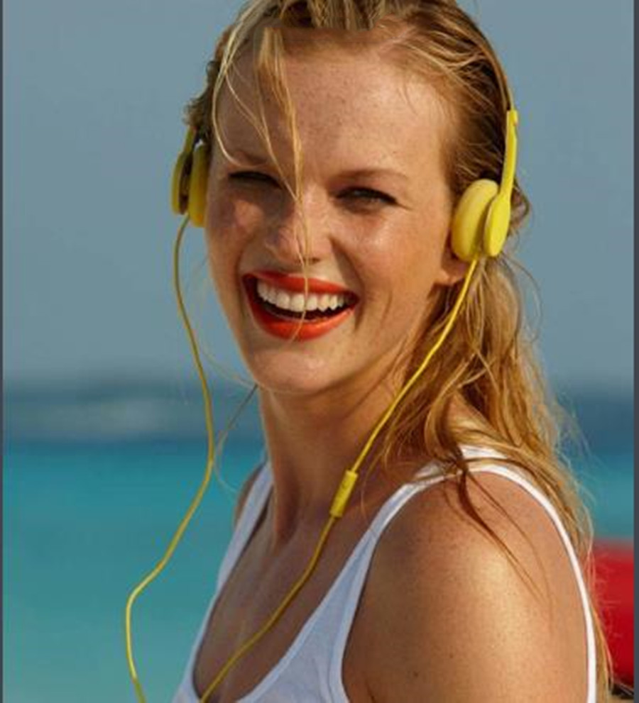 在结束了西奥沃恩的感情后,韦德受到了超模安妮·维理丝黛娜.