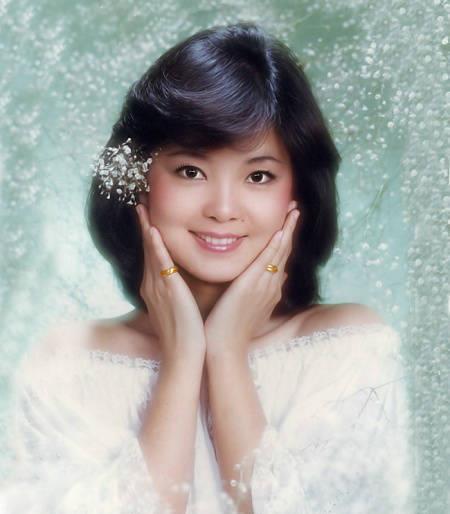 宽眼距又塌鼻梁的邓丽君如何成为时代美人的其实道理很简单