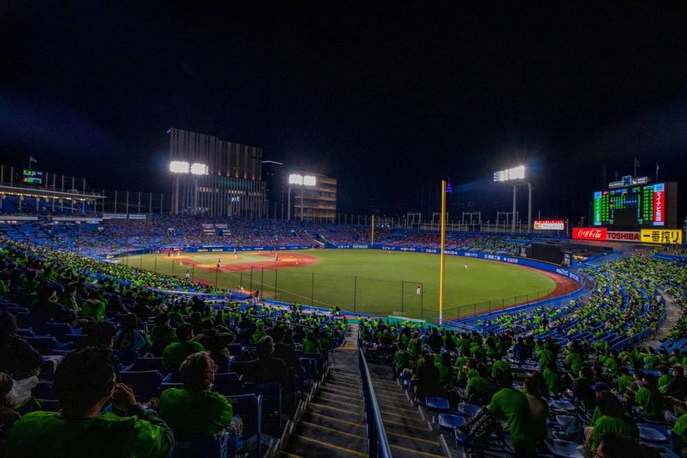 东京养乐多燕子和读卖巨人,分别占据新宿区的明治神宫球场(上图)和文