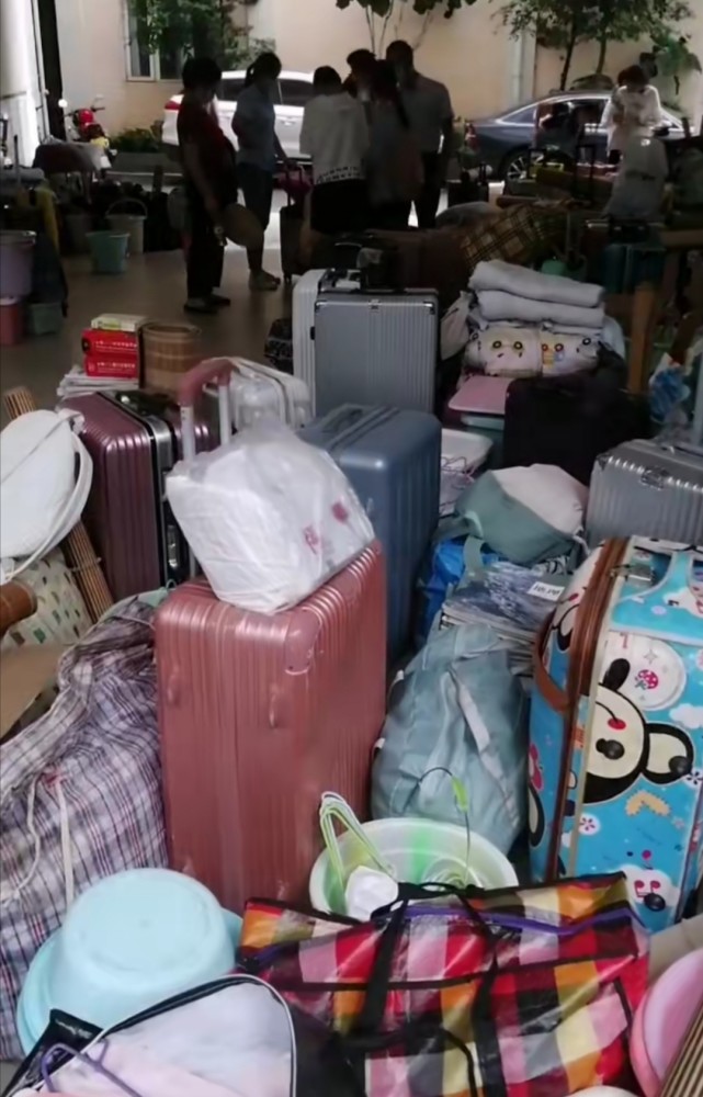 大学生放假带30件行李爸爸调侃宛若搬家家长俺家也这样