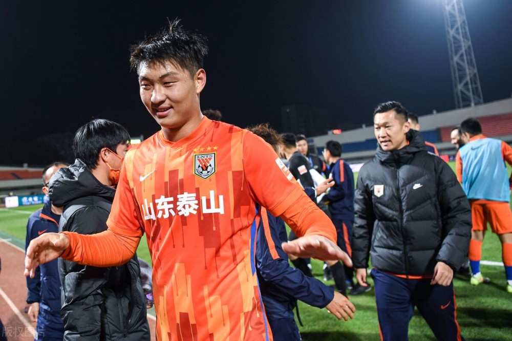 mvp 又获全场最佳，2021赛季中超MVP被锁定，他成山东泰山夺冠大功臣