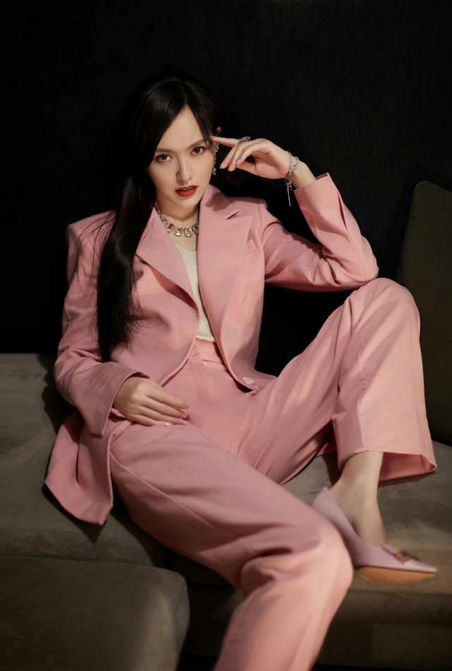唐嫣粉色西装酷飒眼神杀超a的唐总