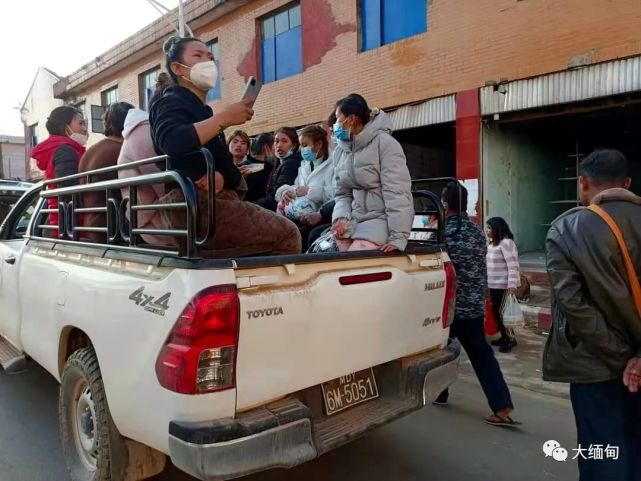 在中国务工的61名缅甸籍人员经口岸返回掸邦北部果敢自治区老街市
