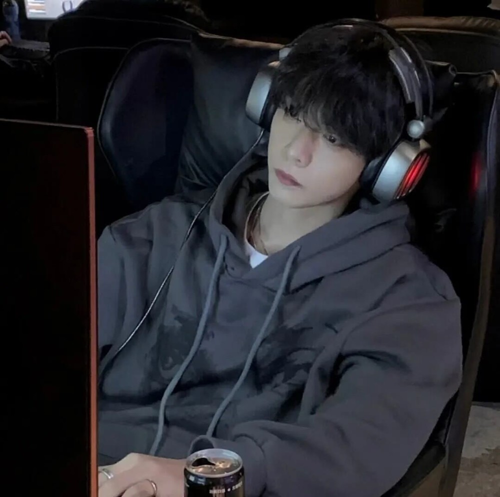 男生头像还是不够成熟吧才会觉得爱可以去挽留