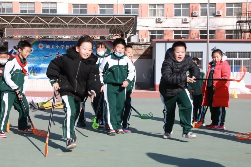 童心迎奥运一起向未来房山区城关小学举办校园冬奥会