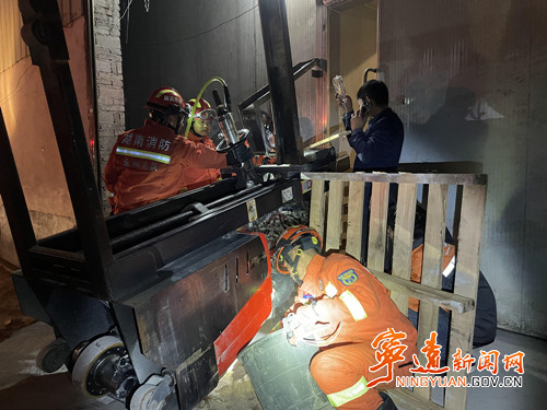 宁远一男子头部被叉车夹住 消防紧急救援