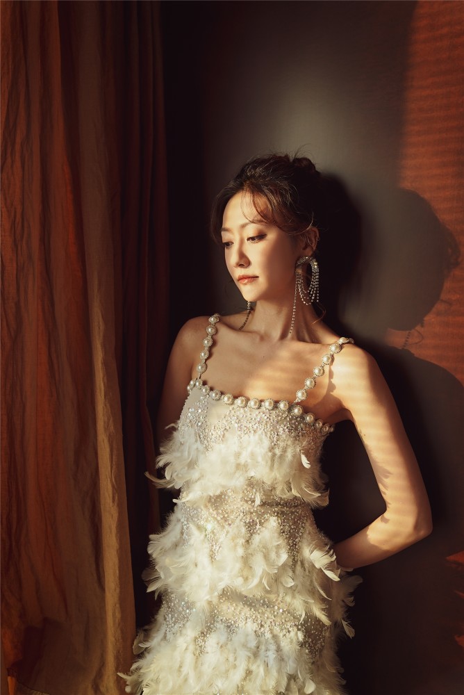 余玥层叠羽毛裙亮相红毯尽显浪漫婀娜氛围