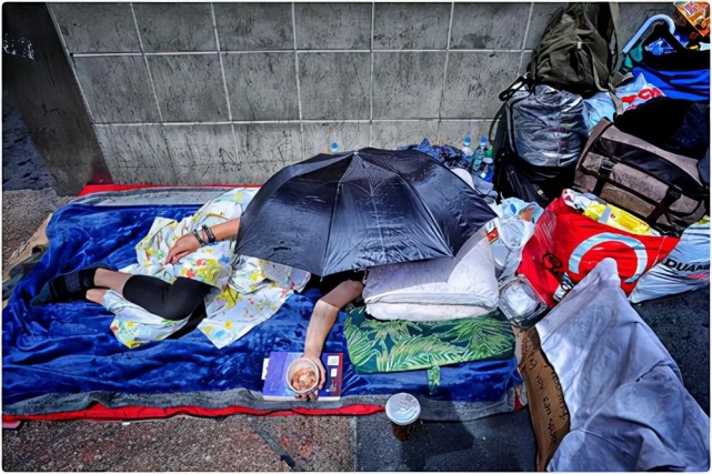 58岁流浪汉被垃圾车压成肉饼在美国从中产到睡大街有多简单