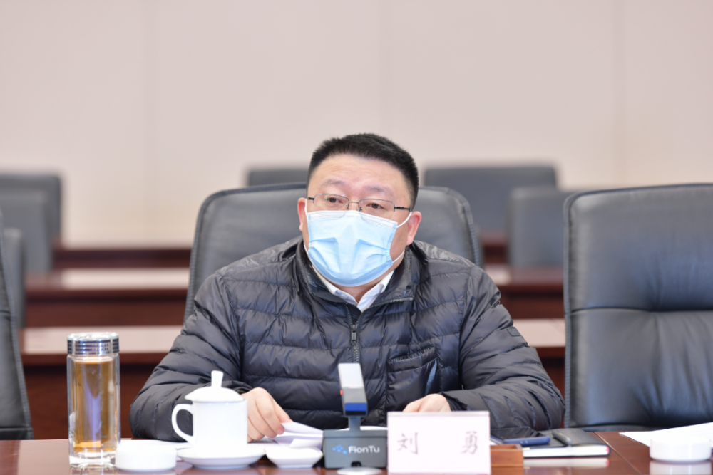 在座谈会上,何良彬汇报了"一院服务两区"工作推进情况,刘勇汇报了成都