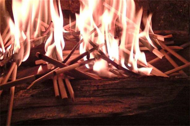 可以看到这里的爆竹,是燃烧竹子或者火把的意思.