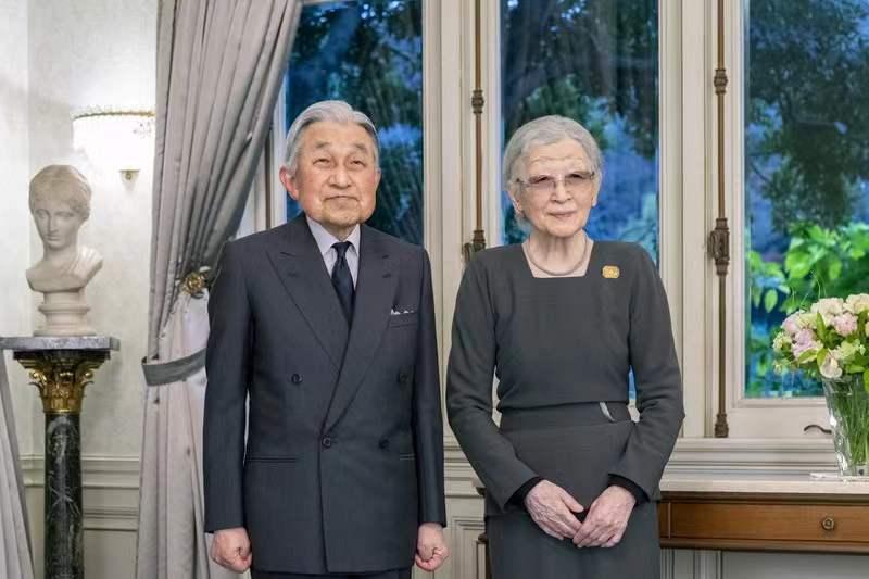 德仁天皇夫妇为父亲88岁道贺雅子皇后小翻领端庄复古面部浮肿