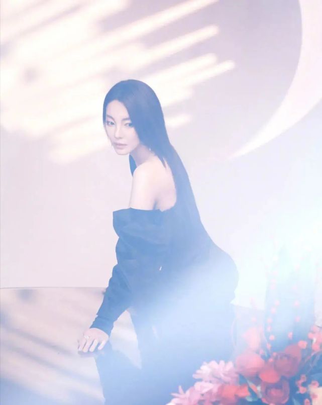 年终红毯:baby白得"冻"人,李若彤秀水蛇腰,张雨绮巧遮事业线