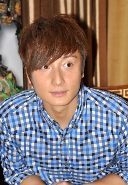 打开百度app看高清图片从照片中可以看出,方力申和外公的脸型,五官都