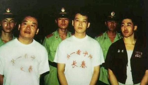 梁旭东通过哥哥的关系,用一张假文凭顺利地成为长春某厂的保卫科长