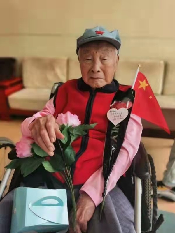 岛城唯一健在老红军戎马一生艰苦朴素左臂仍嵌着一块