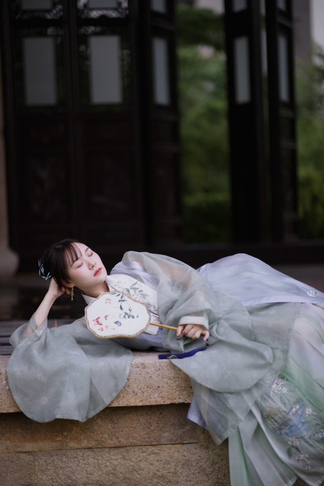 汉服时尚蔚然成风 一袭华裳穿越古今