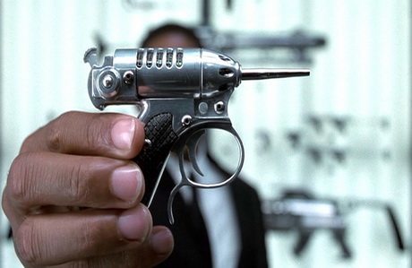 电影《黑衣人》以各种形状,大小不同的武器为特点.