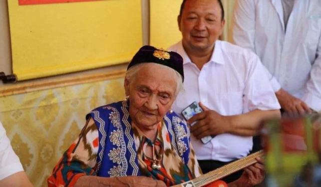 新疆135岁老人阿丽米罕·色依提去世,一年四季喝冷水|阿丽米罕·色依
