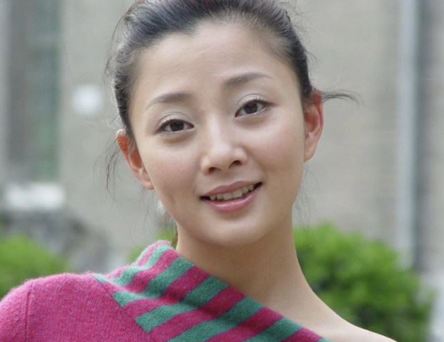 中年酒窝美人:殷桃媚态,张庭灵动,林心如甜美,小花们比不了!