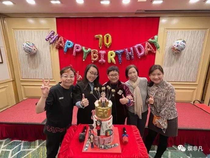 香港知名娱记生日宴场面大，叶童多次上镜，邵音音参与合影