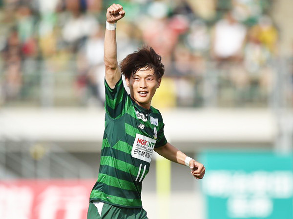 很多人都会在此时选择毕业后去做一个普通的上班族,但古桥亨梧没有