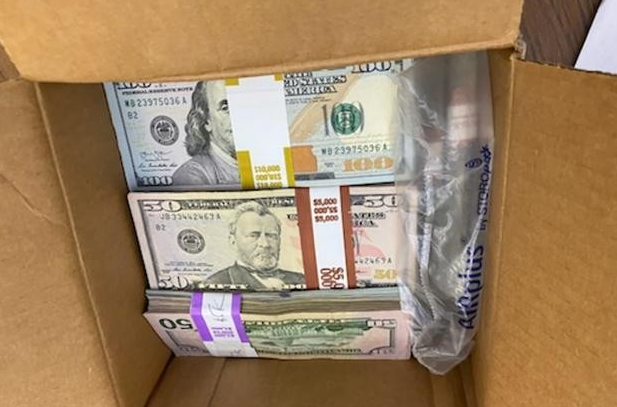 cuny一名教授接到内含18万现金的神秘包裹(nypd)纽约市立大学(cuny)