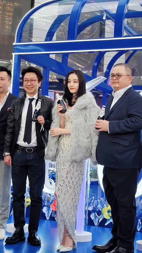 迪丽热巴品牌活动生图银色亮片开衩长裙蓝色挑染发型冷艳美女气质绝了