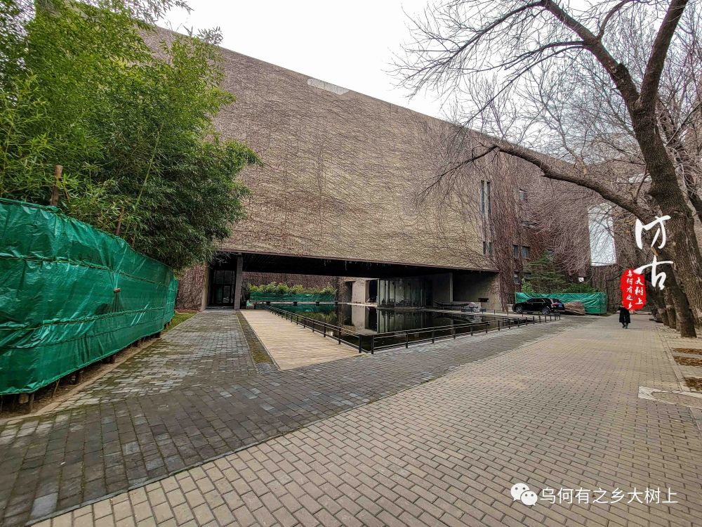 天津大学里有冯骥才文学艺术研究院,院舍建筑是由天大校友,著名建筑师