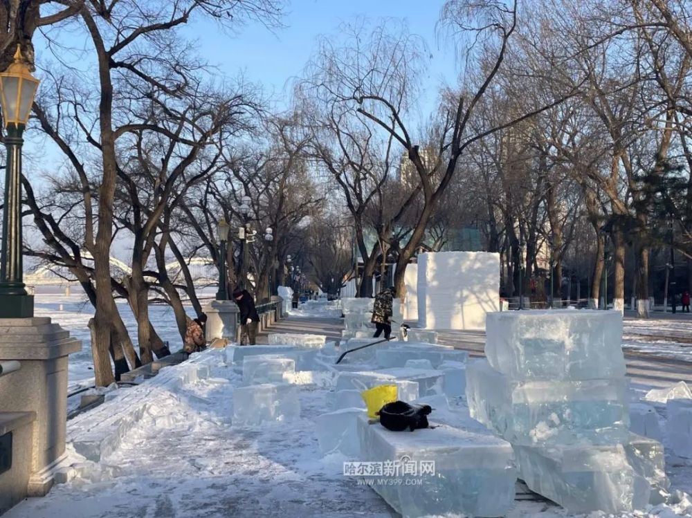 正門巨型雪雕開始雕塑第四屆哈爾濱松花江冰雪嘉年華火熱建設中