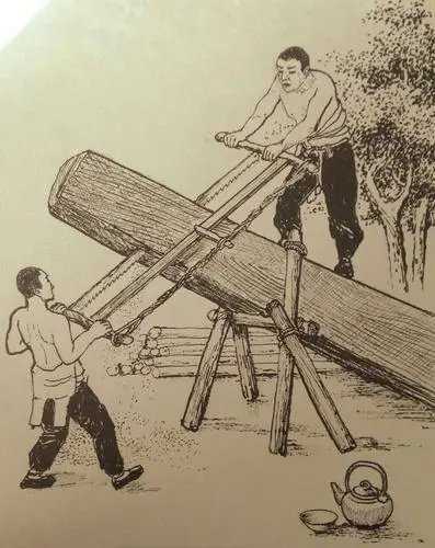 锯小块的木头,一个人拉锯就可以,或在凳子上,或在专门用来锯木头的