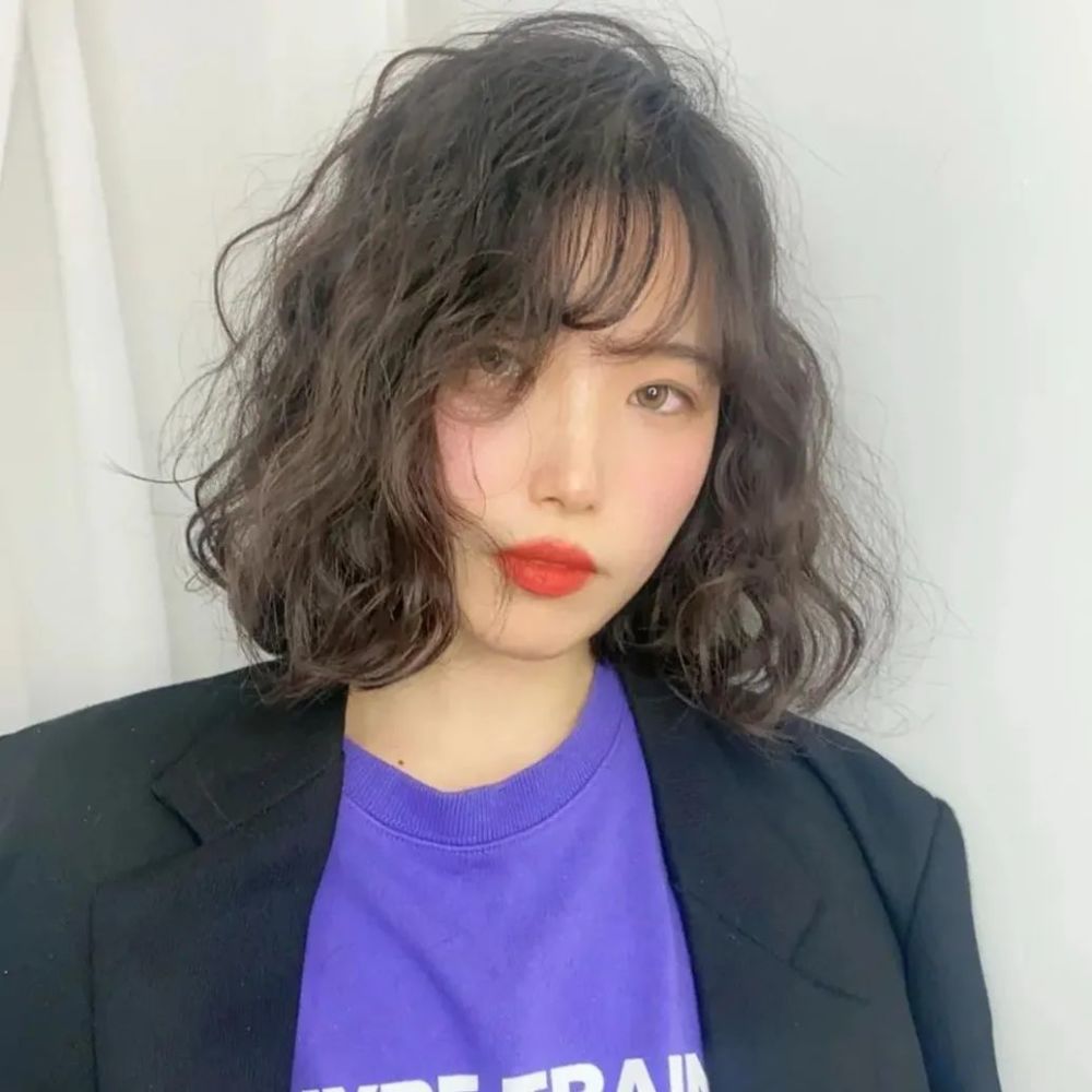 今年这种满头卷烫发太火了