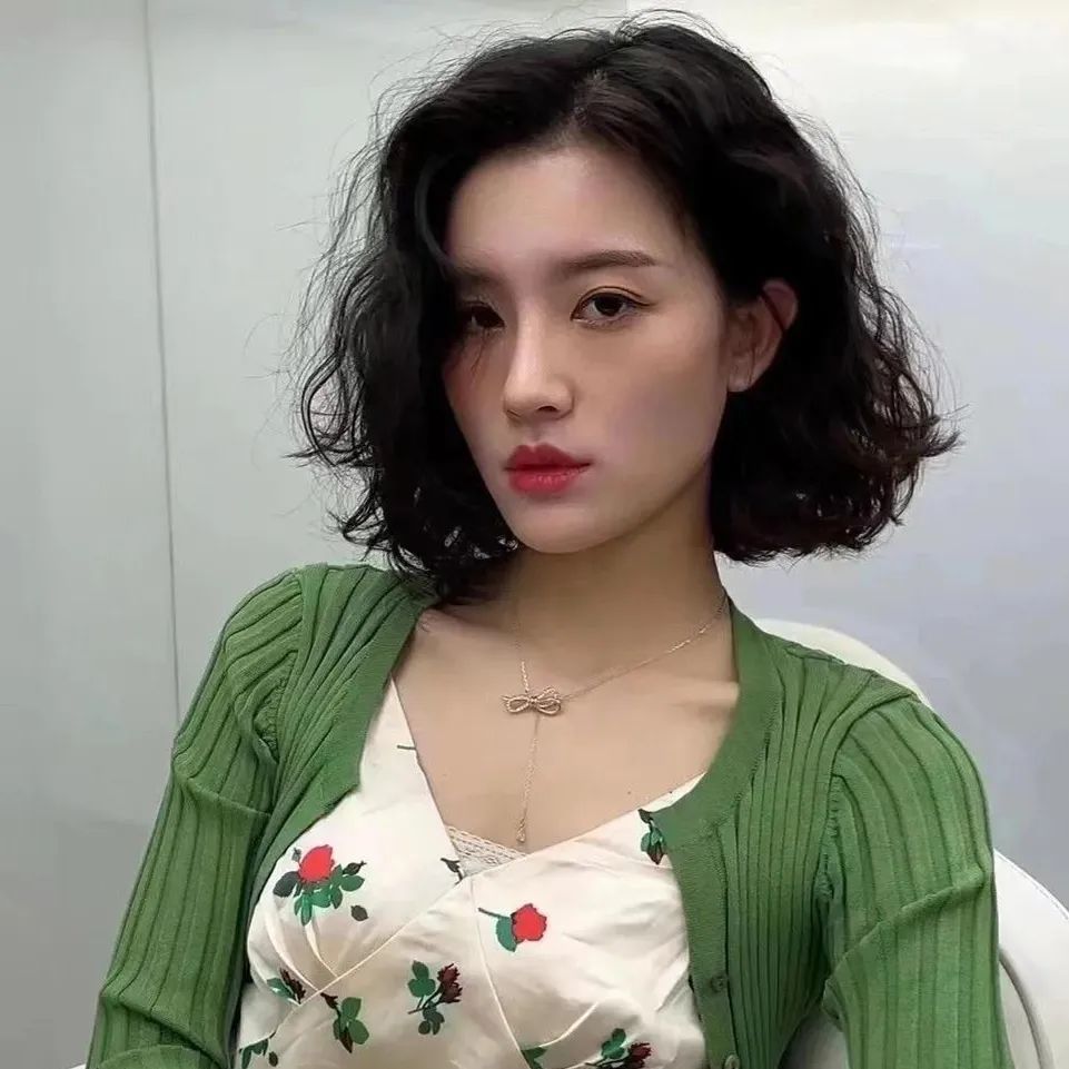 今年这种满头卷烫发太火了