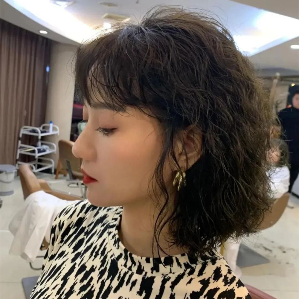 今年这种满头卷烫发太火了