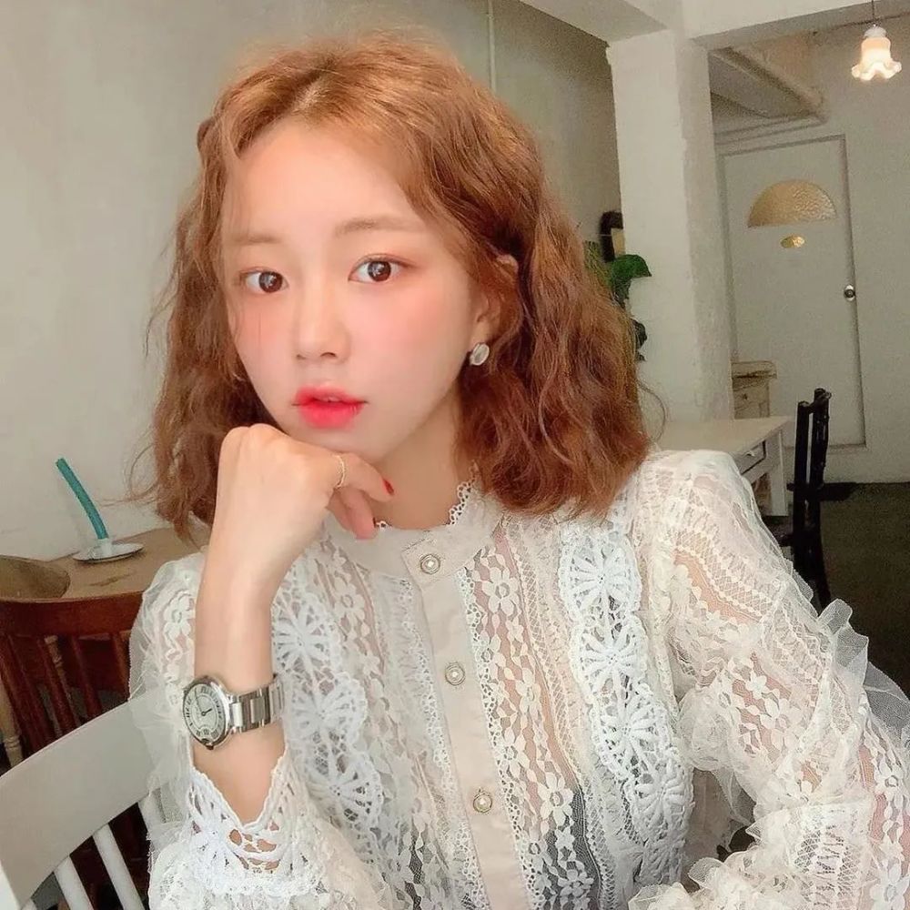 今年这种满头卷烫发太火了