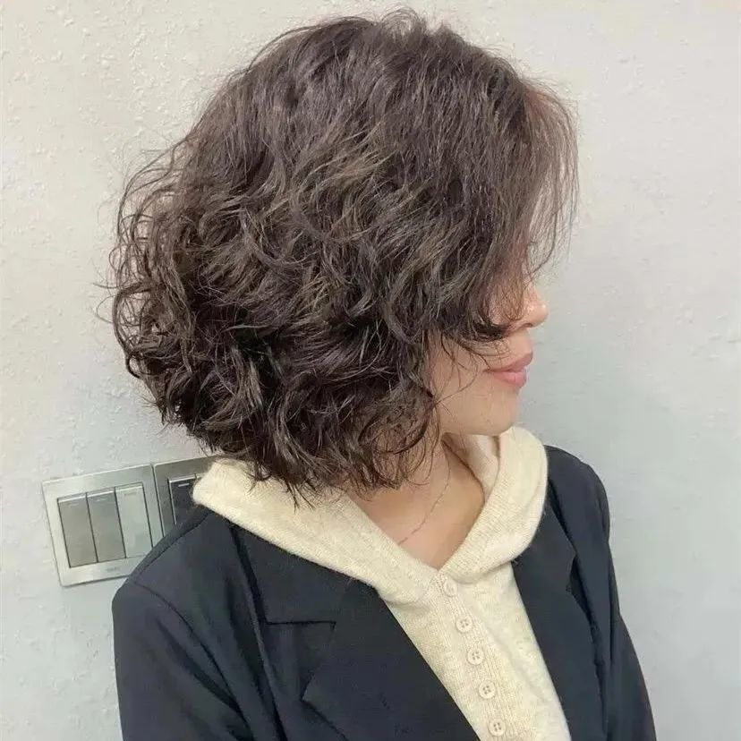 今年这种满头卷烫发太火了