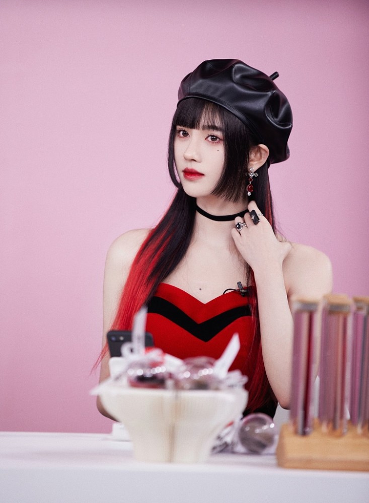 鞠婧祎圣诞主题写真画面唯美一身红黑造型搭配经典尽显好身材