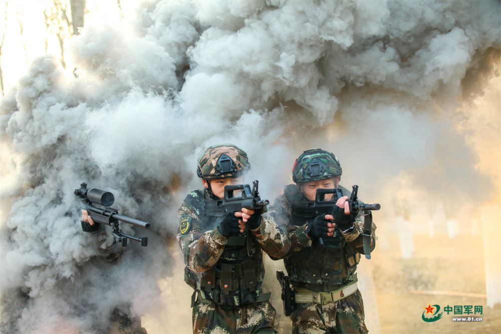 硝烟弥漫,直击武警侦察作战演练_腾讯新闻