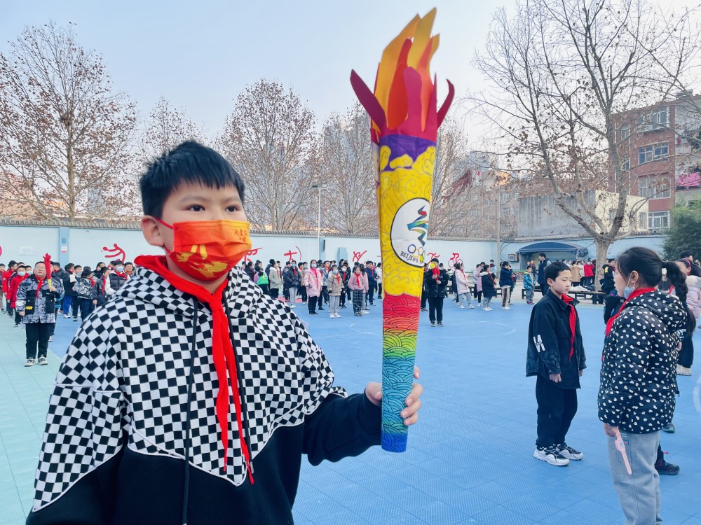 郑州一小学小学生自制冬奥火炬,模拟圣火采集