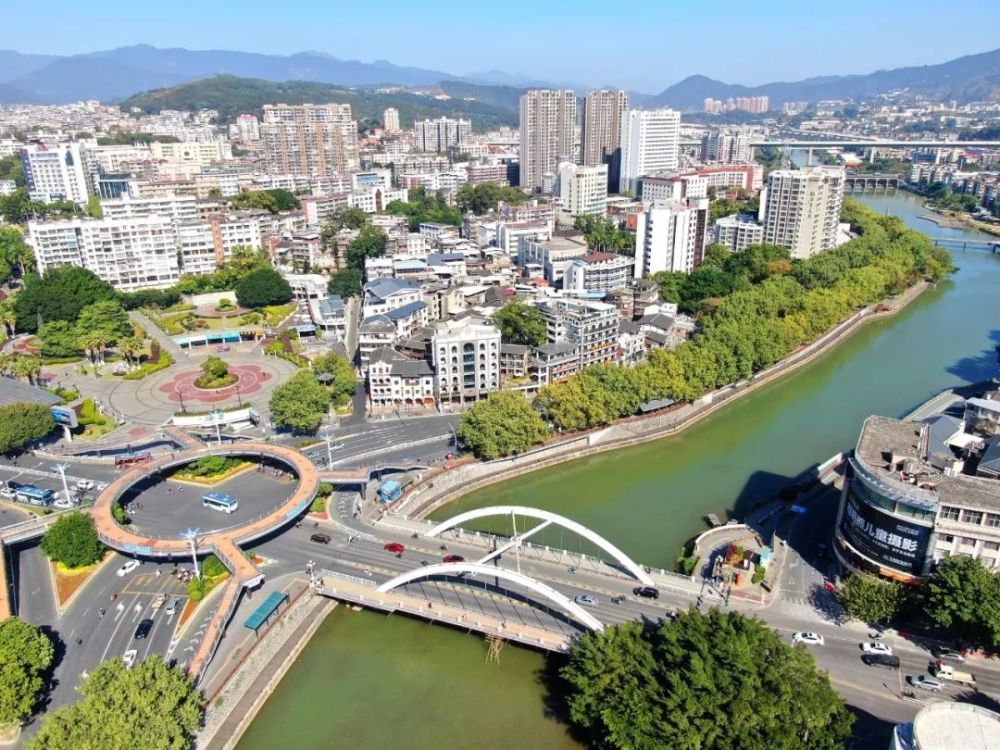 龙岩东环高速公路在冲刺施工全市地区生产总值由2015年的1738亿元增加