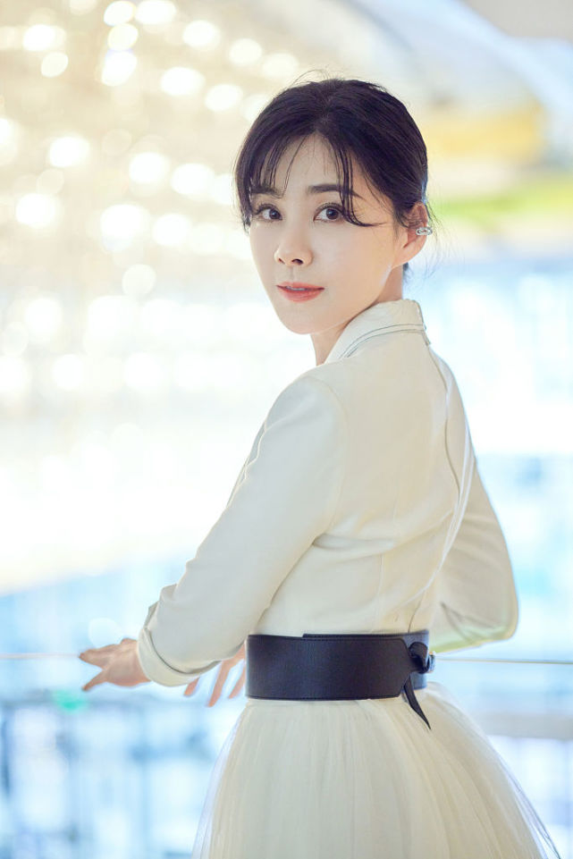 2021年12月16日,何琳亮相第十三届中国高端家电趋势发布暨红顶奖颁奖