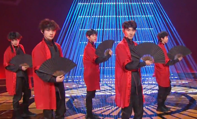 被粉丝骂惨的老板李飞,作为tf2代团的时代少年团出道之路不算顺风顺水