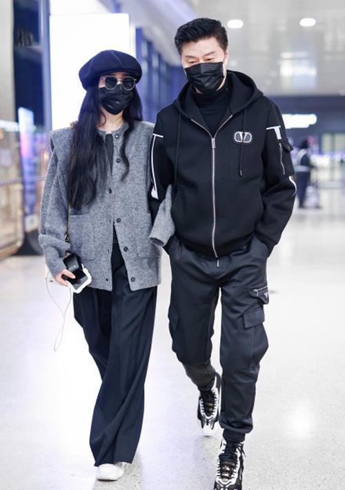 范冰冰和老爸范涛走机场手挽胳膊像兄妹不知道的还以为新男友