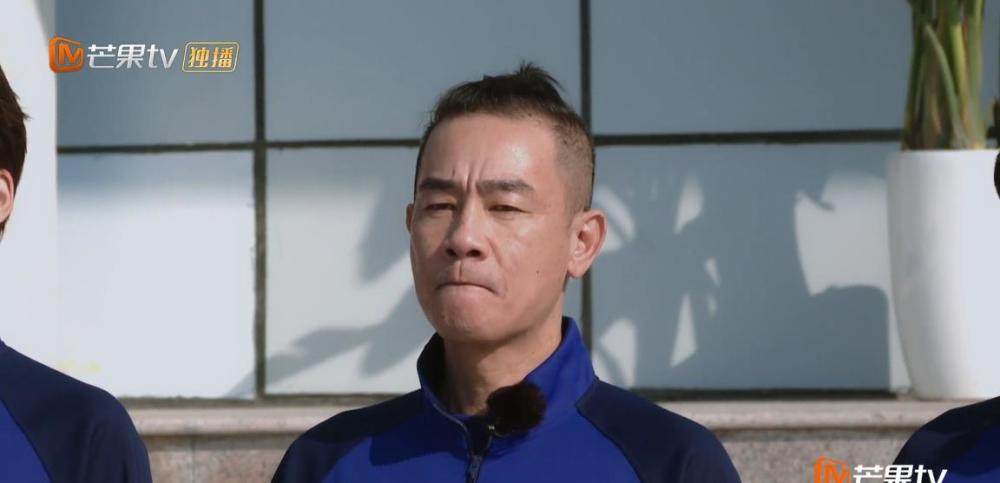 54岁仍旧如此认真对待高强度工作,难怪陈小春能红这么多年_腾讯新闻